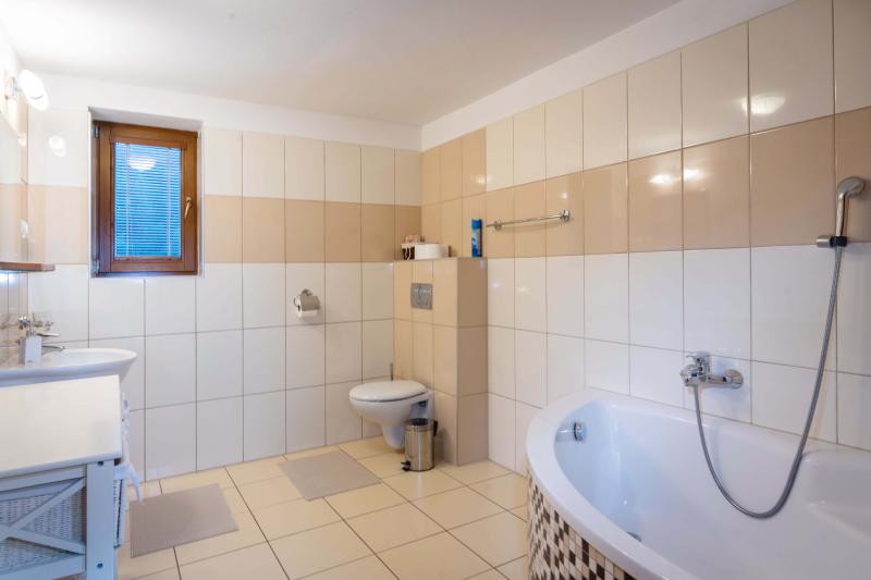 Izba Apartmanica Tále 8B, Chopok / Tále / Mýto pod Ďumbierom v CTS - CONSULTING TRADE SERVICE s.r.o. – Kúpelňa
